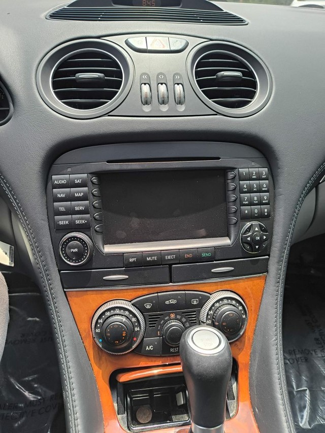 Mercedes-Benz SL-Class Vehicle Full-screen Gallery Image 07