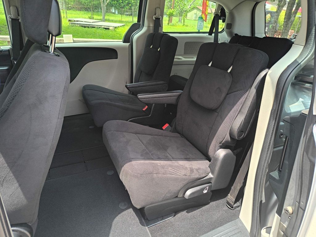 Dodge Grand Caravan Vehicle Full-screen Gallery Image 06