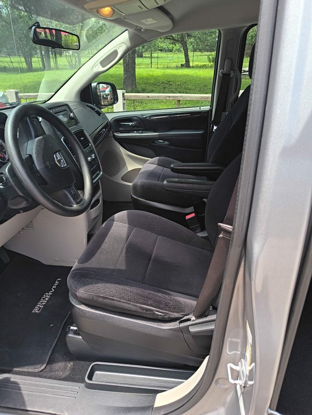 Dodge Grand Caravan Vehicle Full-screen Gallery Image 05
