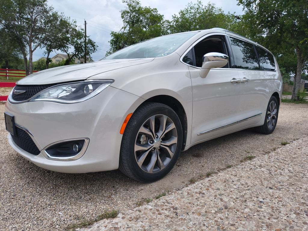 2017 Chrysler Pacifica Limited's photo
