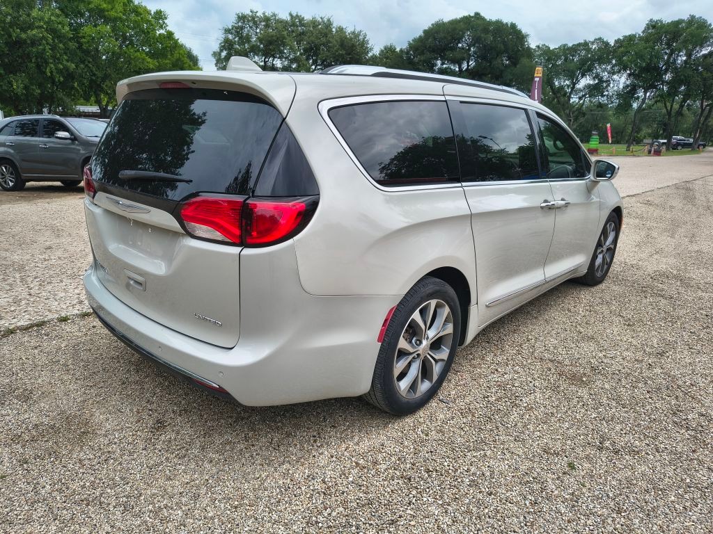 Chrysler Pacifica Vehicle Full-screen Gallery Image 03