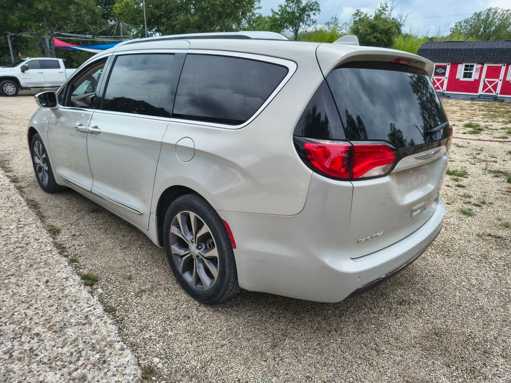 Chrysler Pacifica Vehicle Full-screen Gallery Image 04