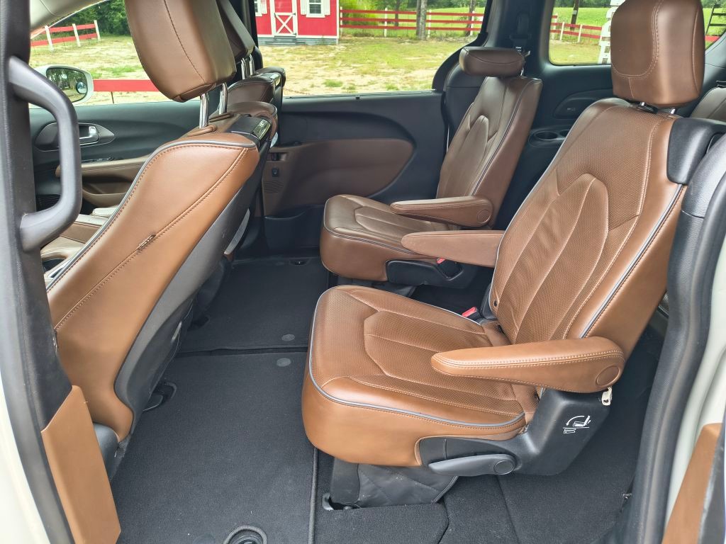 Chrysler Pacifica Vehicle Full-screen Gallery Image 06