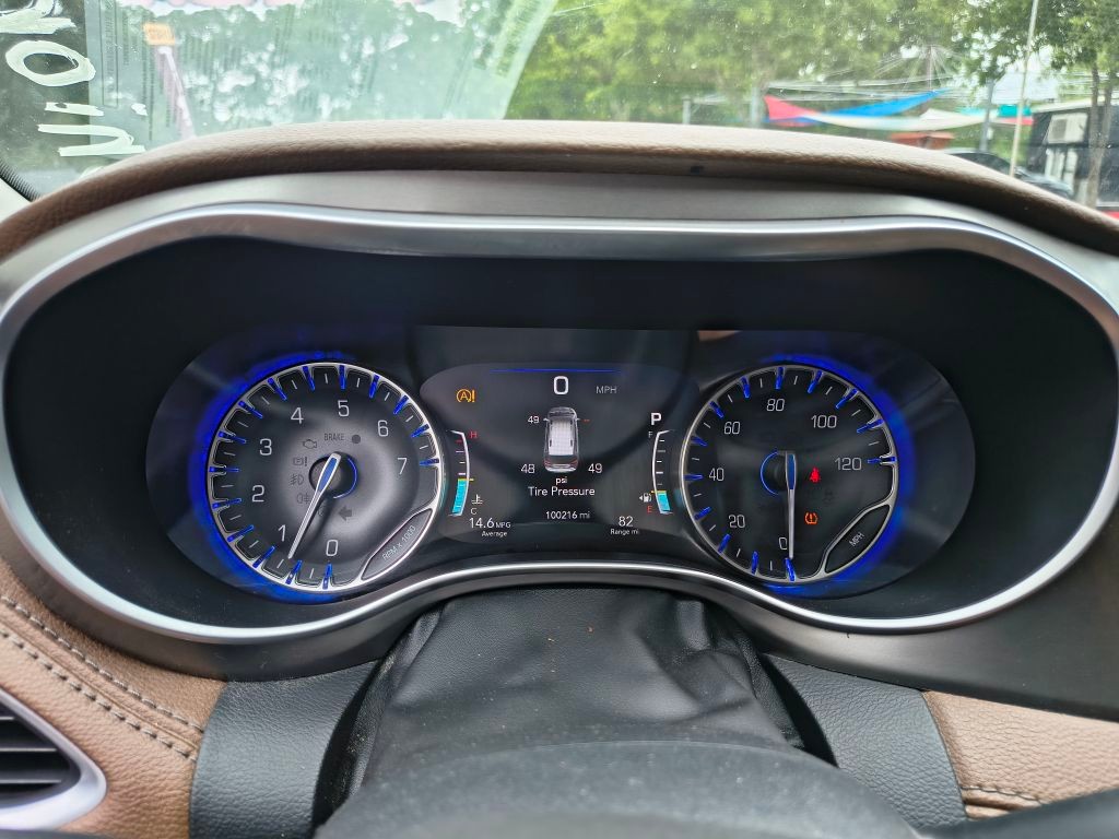Chrysler Pacifica Vehicle Full-screen Gallery Image 08