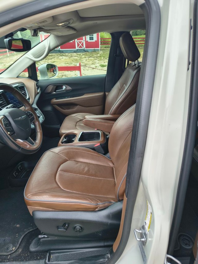 Chrysler Pacifica Vehicle Full-screen Gallery Image 05