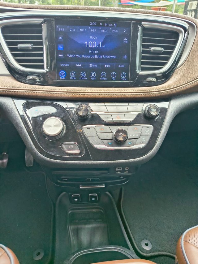 Chrysler Pacifica Vehicle Full-screen Gallery Image 07