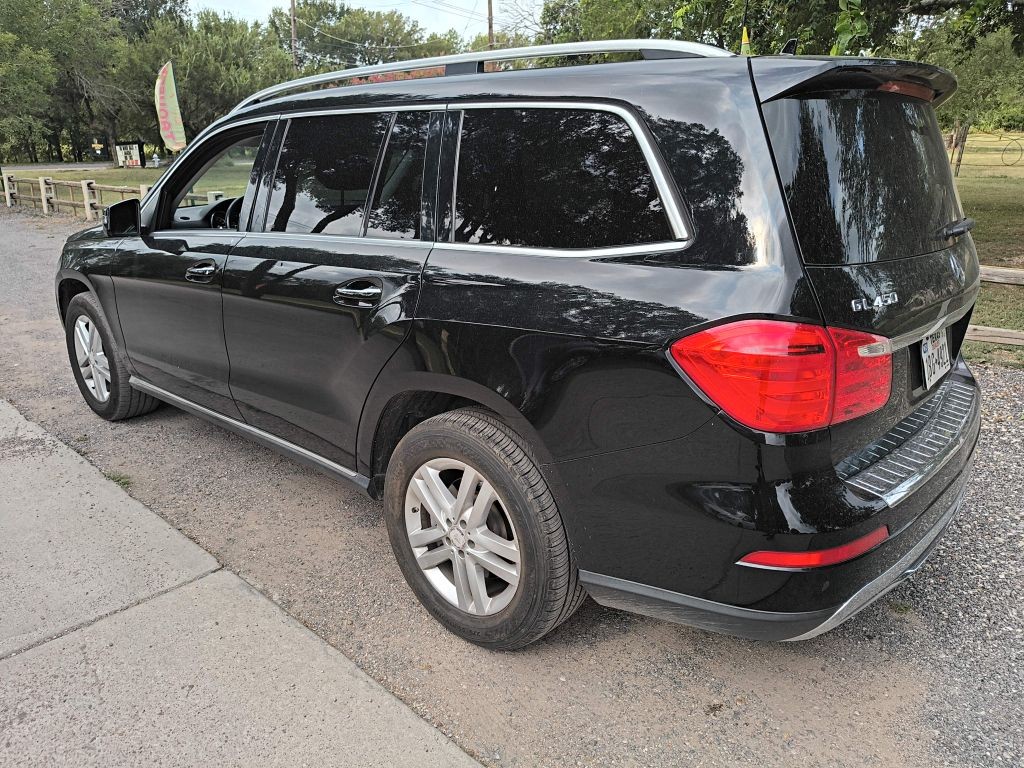 Mercedes-Benz GL Vehicle Full-screen Gallery Image 03