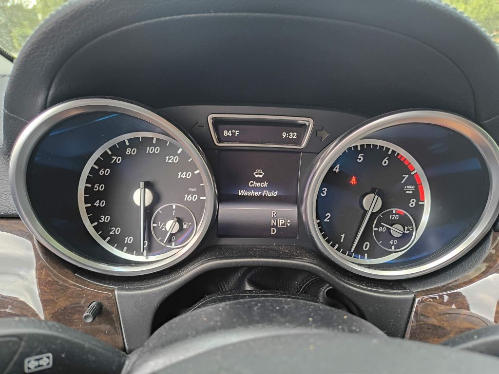 Mercedes-Benz GL Vehicle Full-screen Gallery Image 08
