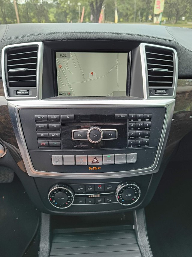 Mercedes-Benz GL Vehicle Full-screen Gallery Image 07