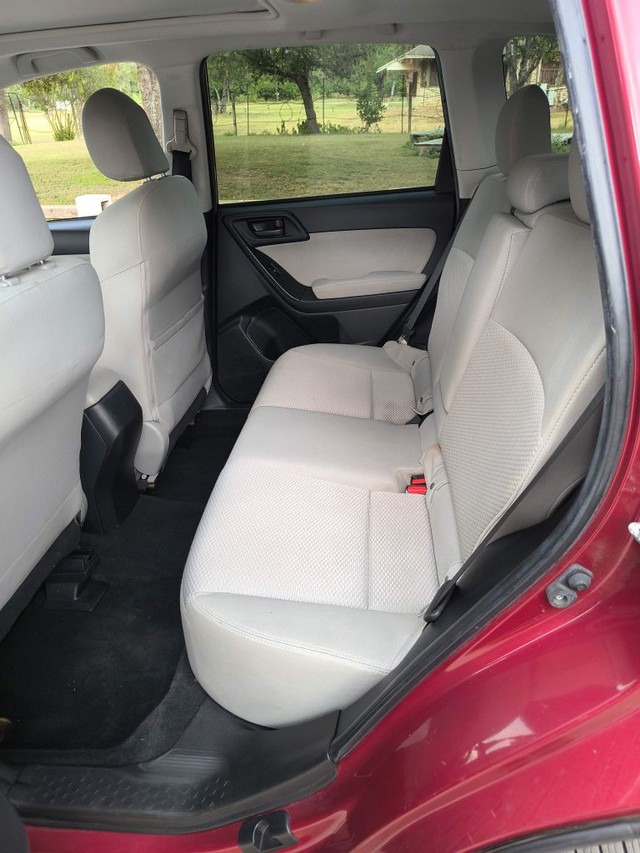 Subaru Forester Vehicle Full-screen Gallery Image 06
