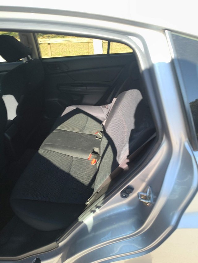 Subaru Impreza Wagon Vehicle Full-screen Gallery Image 06