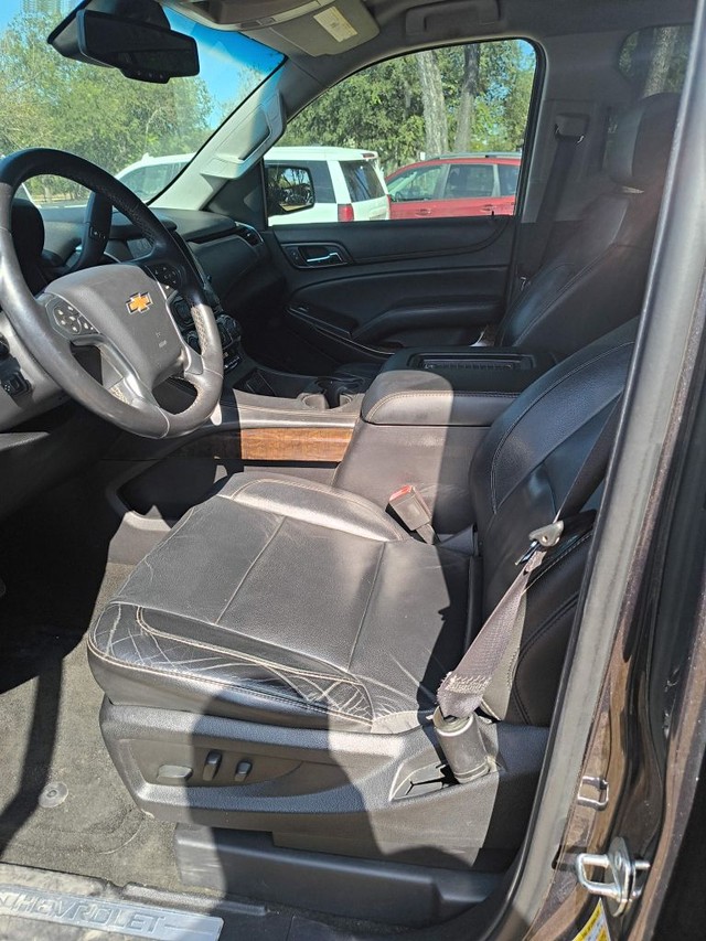 Chevrolet Suburban Vehicle Full-screen Gallery Image 05