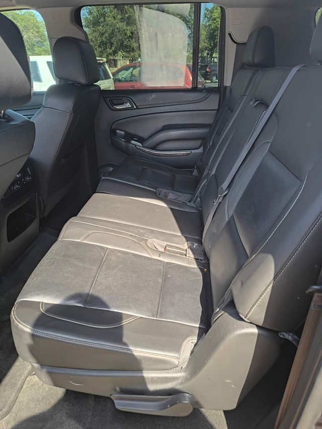 Chevrolet Suburban Vehicle Full-screen Gallery Image 06