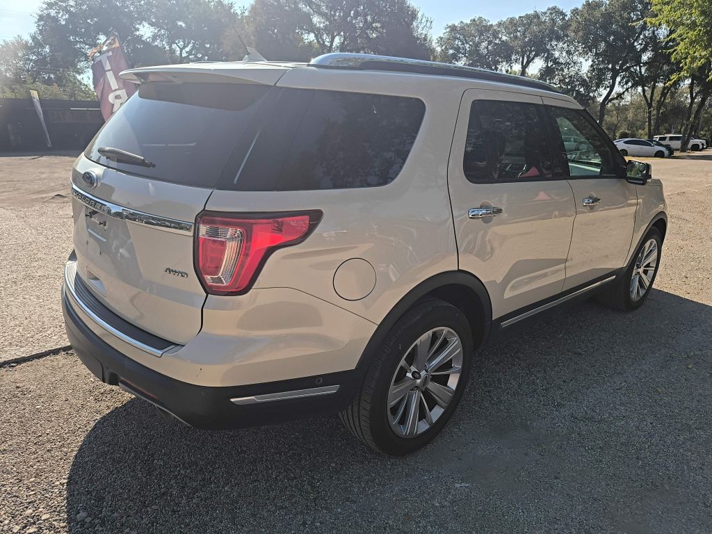 Ford Explorer Vehicle Full-screen Gallery Image 03