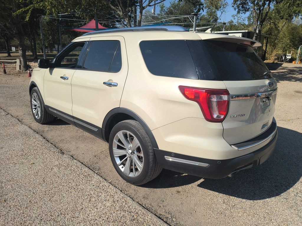 Ford Explorer Vehicle Full-screen Gallery Image 04