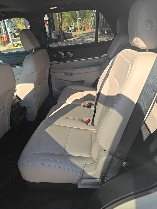 Ford Explorer Vehicle Full-screen Gallery Image 06