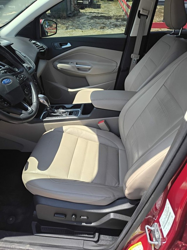Ford Escape Vehicle Full-screen Gallery Image 05
