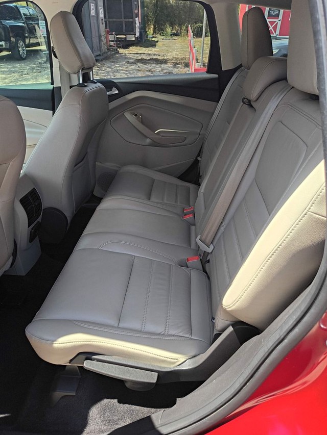 Ford Escape Vehicle Full-screen Gallery Image 06