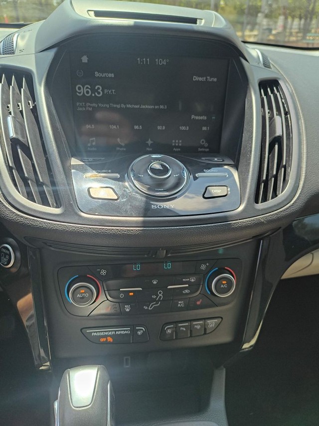 Ford Escape Vehicle Full-screen Gallery Image 07