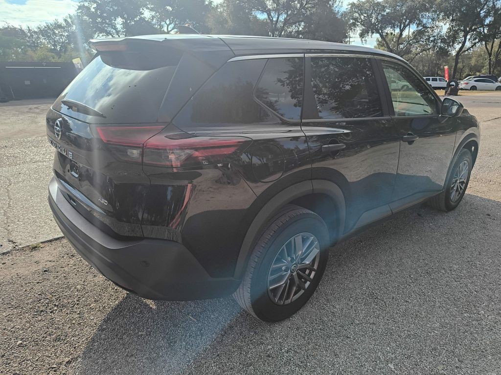 Nissan Rogue Vehicle Full-screen Gallery Image 03