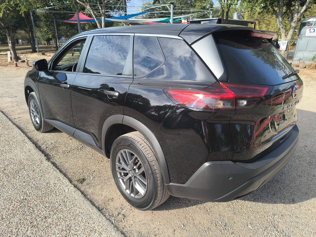 Nissan Rogue Vehicle Full-screen Gallery Image 04