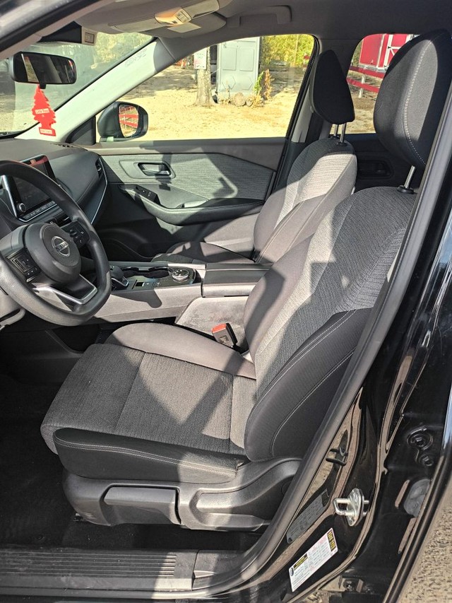 Nissan Rogue Vehicle Full-screen Gallery Image 05