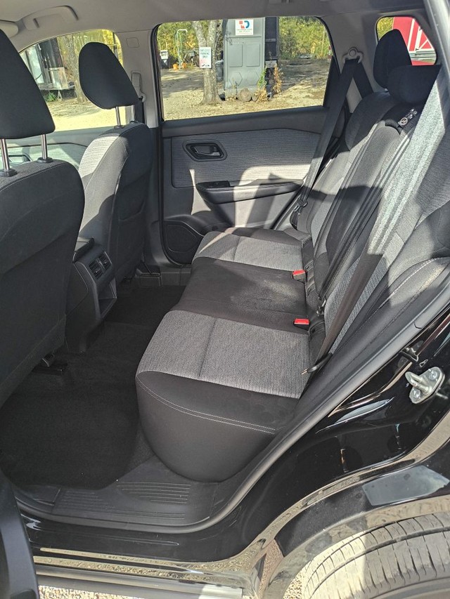 Nissan Rogue Vehicle Full-screen Gallery Image 06