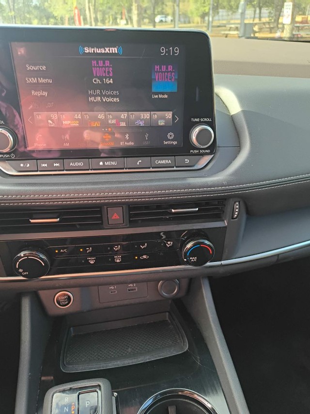 Nissan Rogue Vehicle Full-screen Gallery Image 07