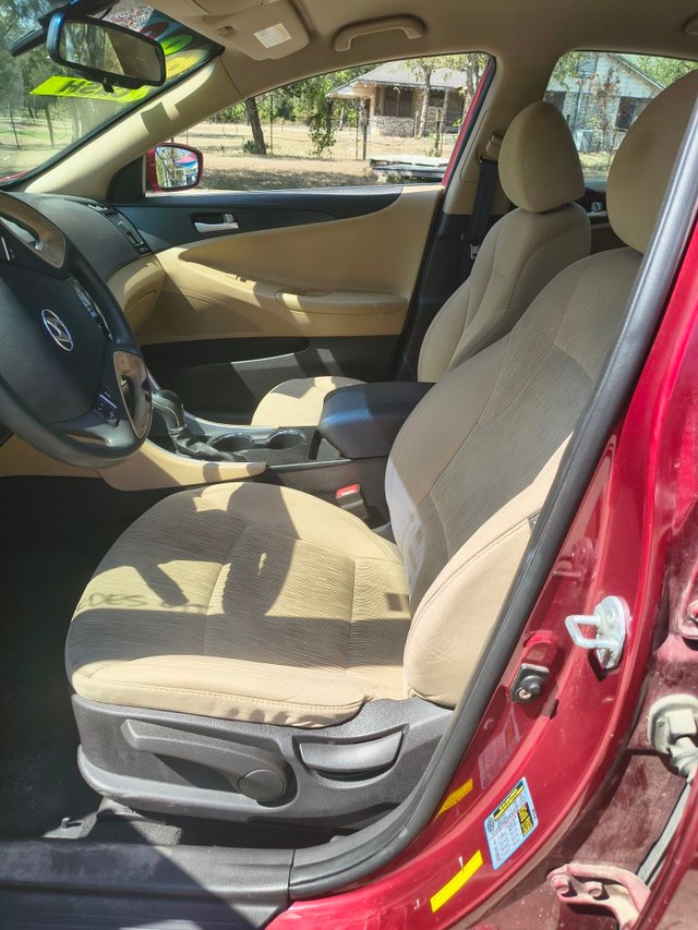 Hyundai Sonata Vehicle Full-screen Gallery Image 05