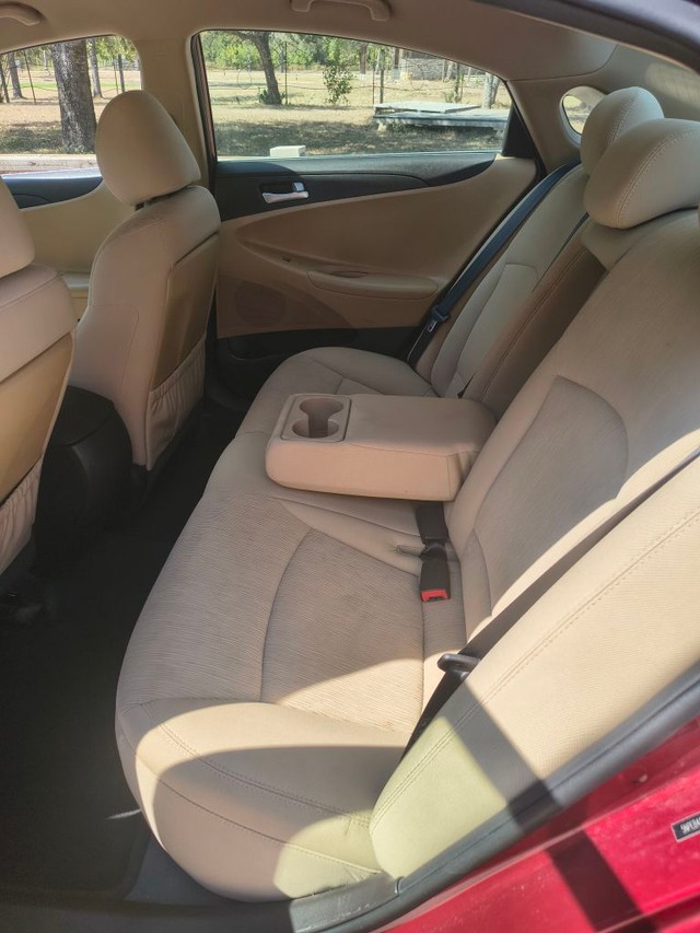 Hyundai Sonata Vehicle Full-screen Gallery Image 06