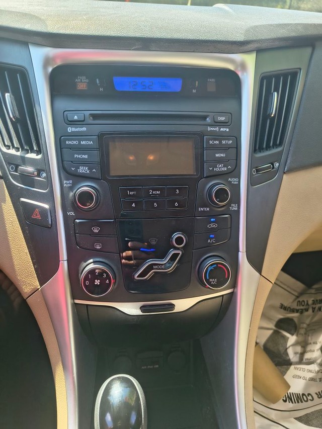 Hyundai Sonata Vehicle Full-screen Gallery Image 07