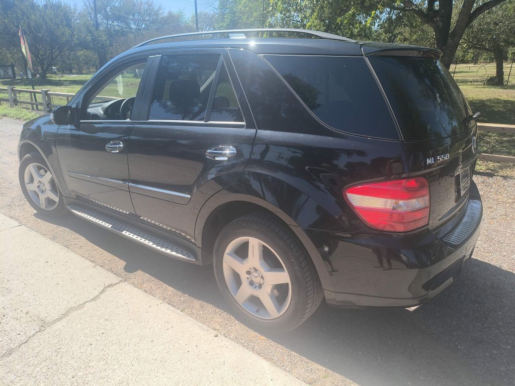 Mercedes-Benz M-Class Vehicle Full-screen Gallery Image 03