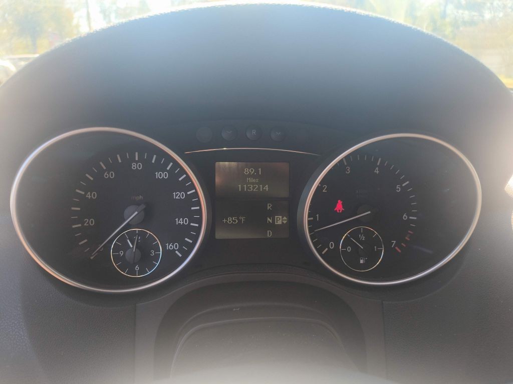 Mercedes-Benz M-Class Vehicle Full-screen Gallery Image 07