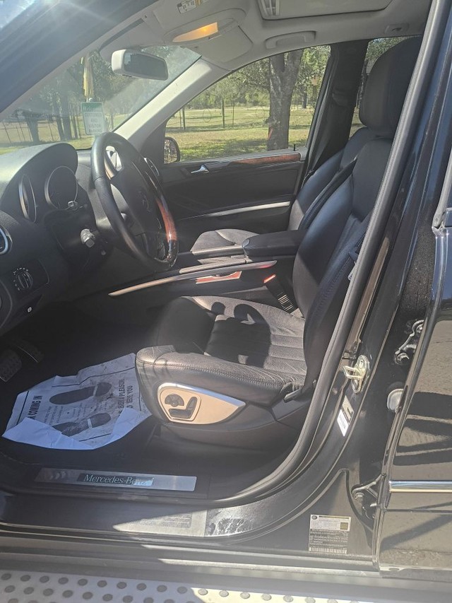 Mercedes-Benz M-Class Vehicle Full-screen Gallery Image 05