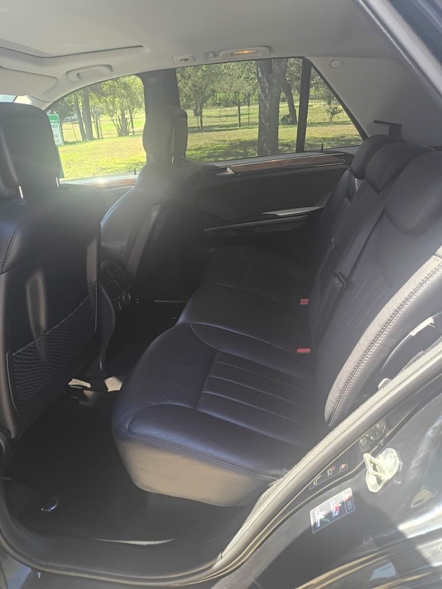 Mercedes-Benz M-Class Vehicle Full-screen Gallery Image 06