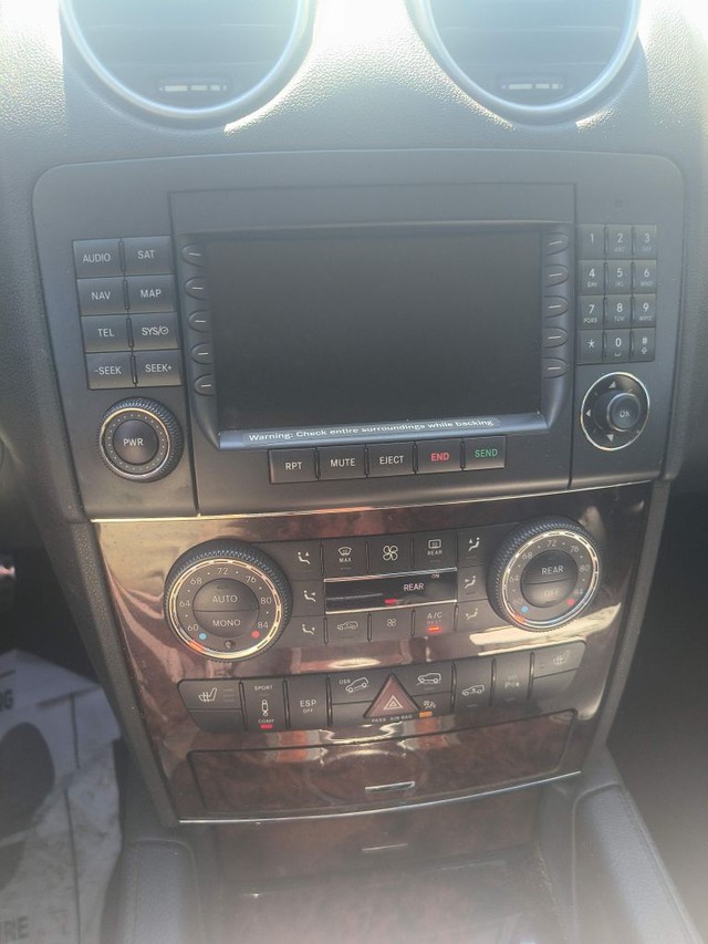 Mercedes-Benz M-Class Vehicle Full-screen Gallery Image 08