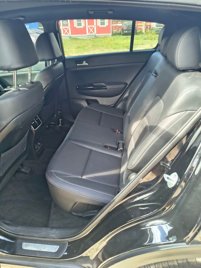 Kia Sportage Vehicle Full-screen Gallery Image 05