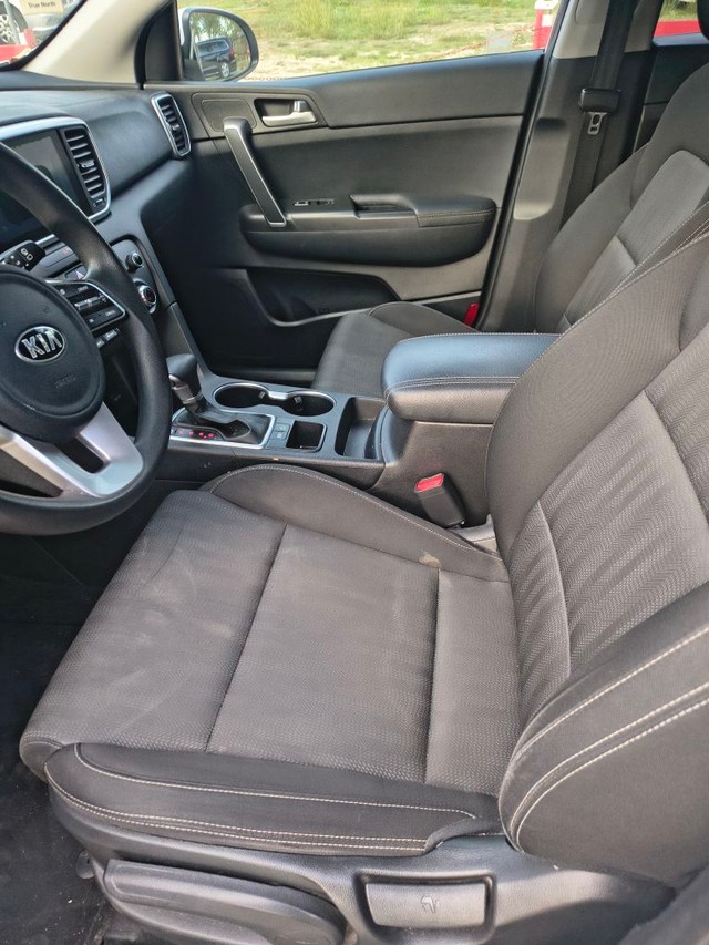 Kia Sportage Vehicle Full-screen Gallery Image 05