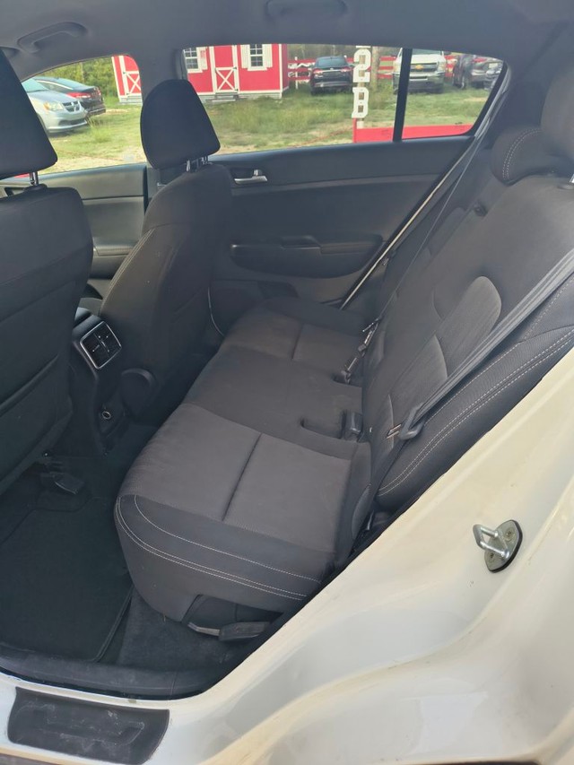 Kia Sportage Vehicle Full-screen Gallery Image 06