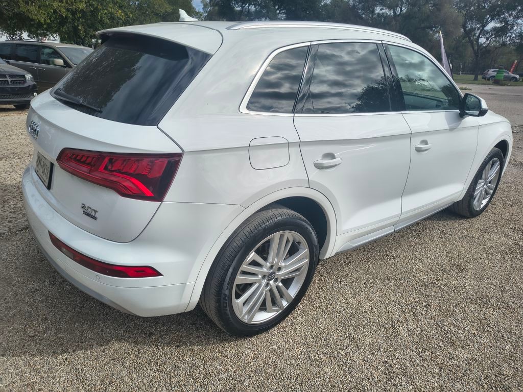 Audi Q5 Vehicle Full-screen Gallery Image 03