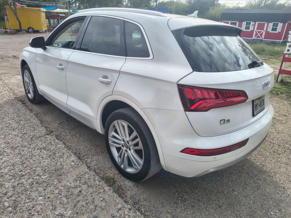 Audi Q5 Vehicle Full-screen Gallery Image 04