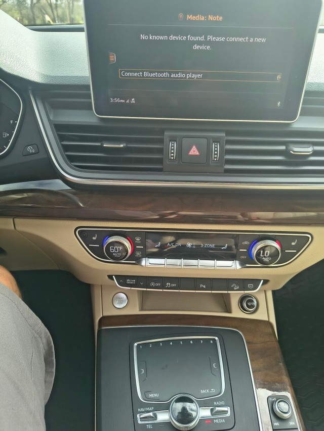 Audi Q5 Vehicle Full-screen Gallery Image 07