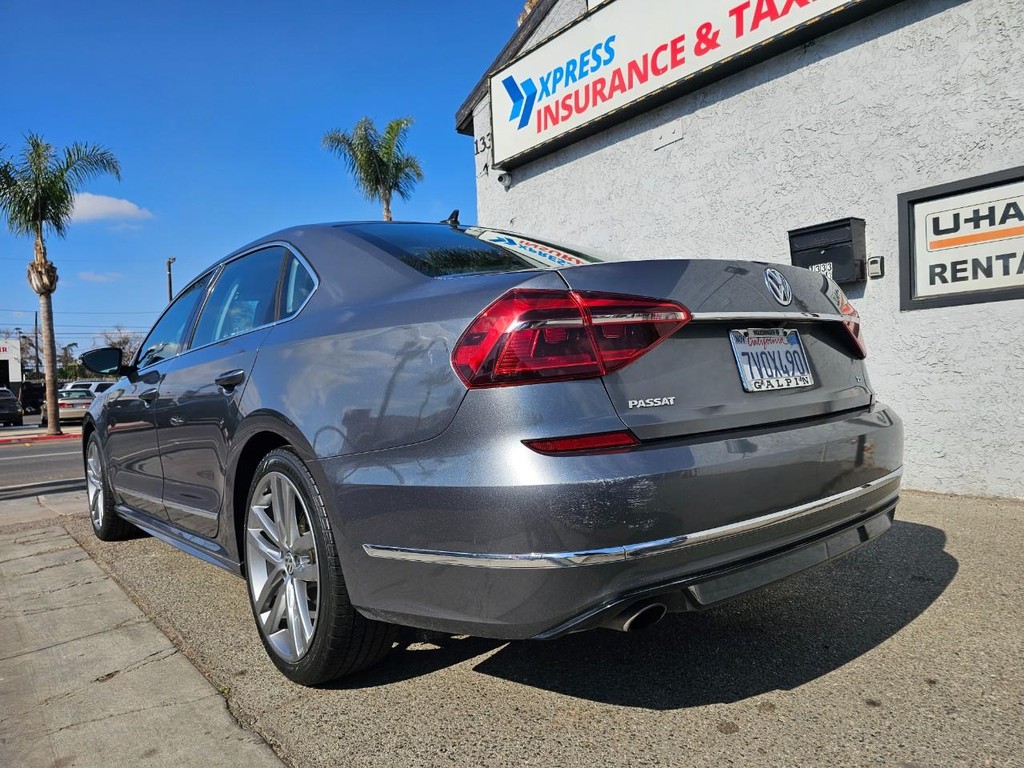 Volkswagen Passat Vehicle Full-screen Gallery Image 4