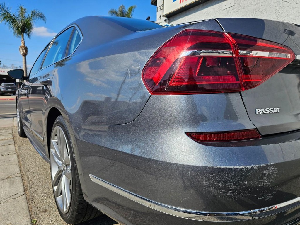 Volkswagen Passat Vehicle Full-screen Gallery Image 11