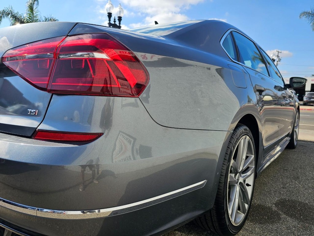 Volkswagen Passat Vehicle Full-screen Gallery Image 12