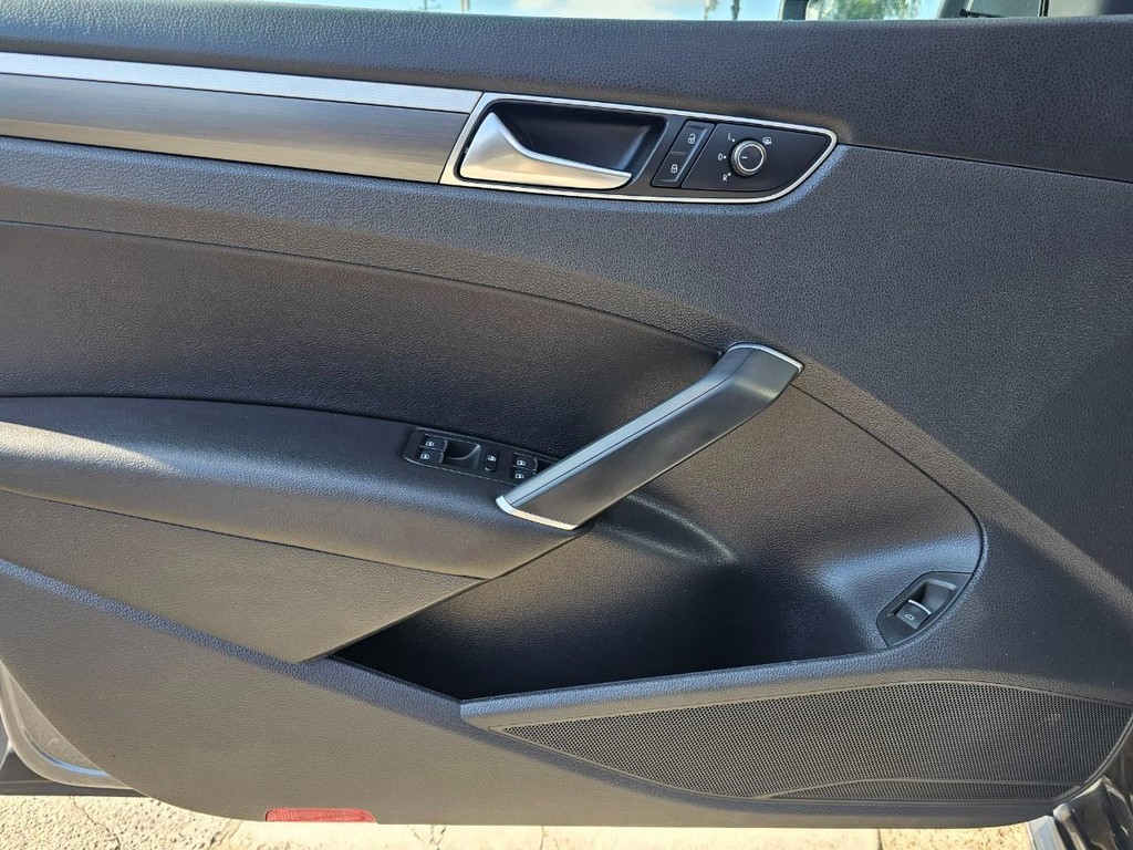 Volkswagen Passat Vehicle Full-screen Gallery Image 13