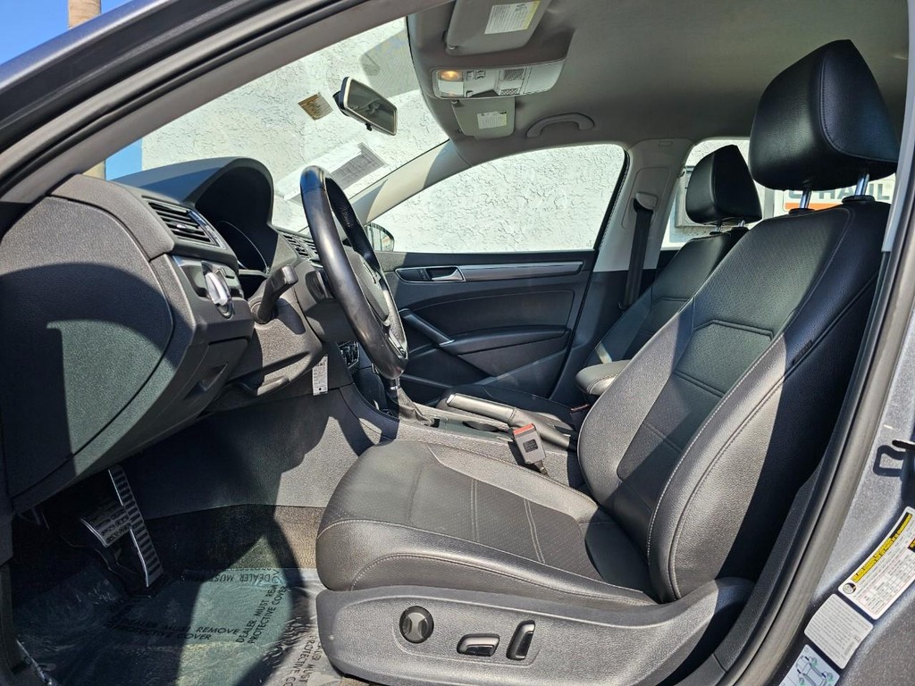 Volkswagen Passat Vehicle Full-screen Gallery Image 14