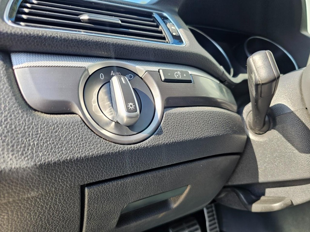 Volkswagen Passat Vehicle Full-screen Gallery Image 15