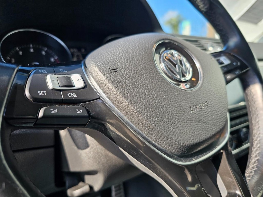 Volkswagen Passat Vehicle Full-screen Gallery Image 16