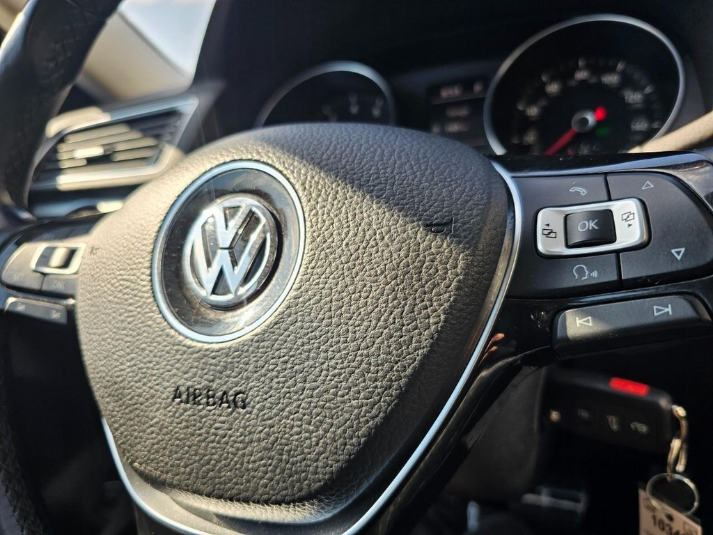 Volkswagen Passat Vehicle Full-screen Gallery Image 17